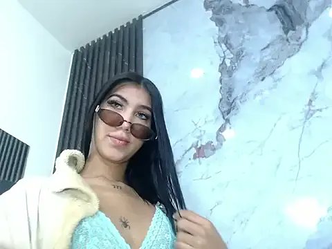 CamelyHott on StripChat