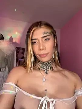 caroline_cossei on StripChat