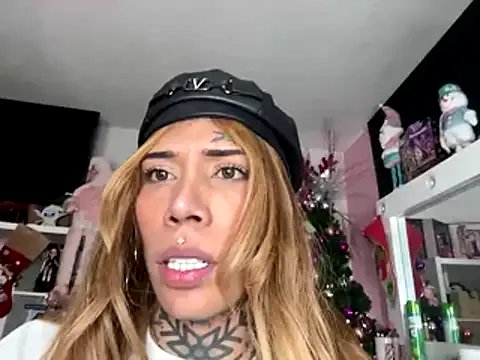 caroline_cossei on StripChat