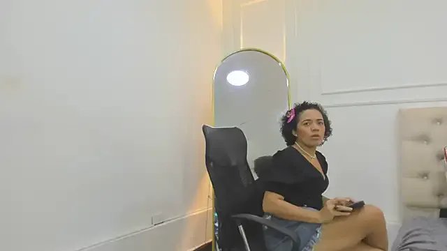 charlotte_dante212 on StripChat