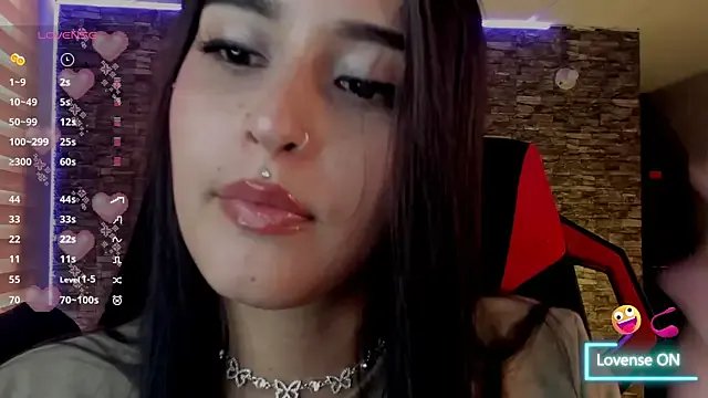 Charlotte_greys on StripChat