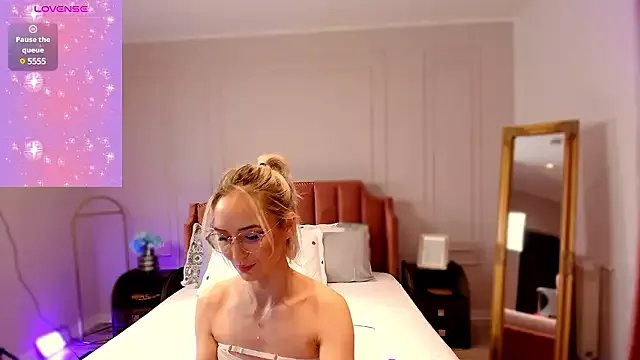 CharmingAnnie on StripChat