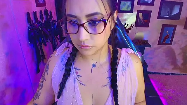 cherryy_bombshelll on StripChat