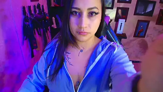 cherryy_bombshelll on StripChat