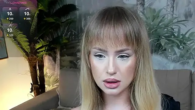 ChloeeBee on StripChat