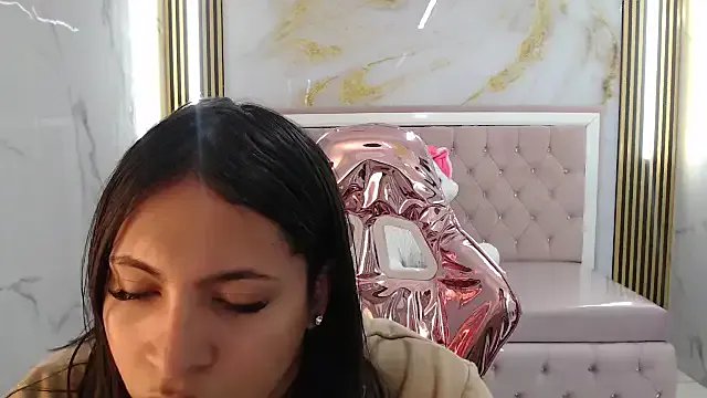 clara_evanss_s on StripChat