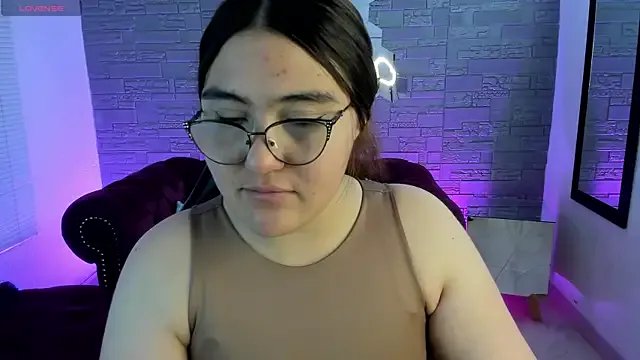 conniejames_m on StripChat