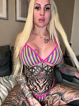 CoraDiamond on StripChat