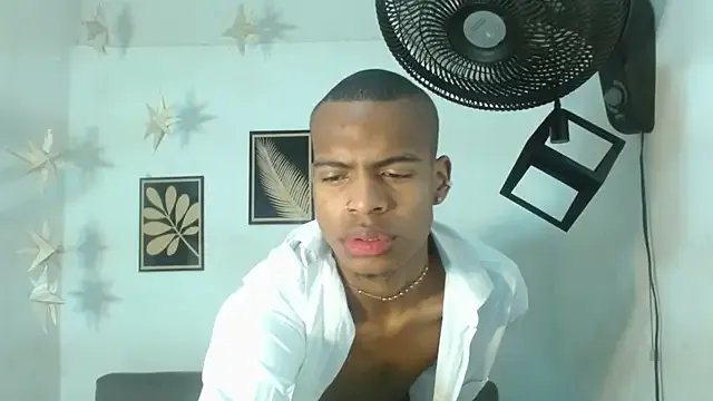 criss_zuri on StripChat