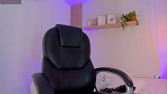 Cristalfoxy_ on StripChat