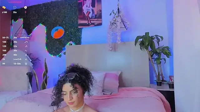 CurlyRose__ on StripChat