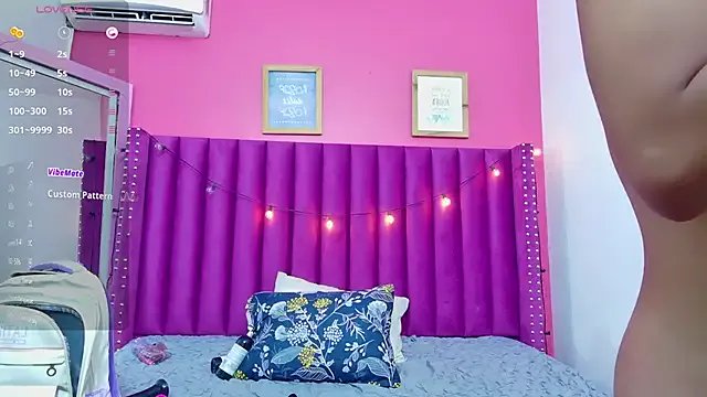 cutepetitee on StripChat