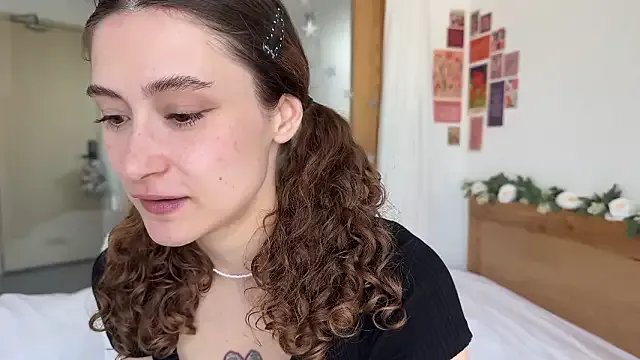 cutiemari — show pussy close up