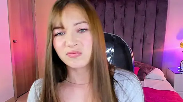 Dahlia_Rousse on StripChat