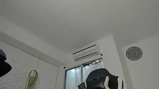 Dakota_x18 on StripChat