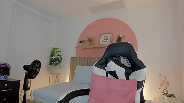 dominique25_ on StripChat