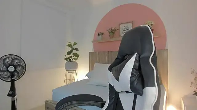 dominique25_ on StripChat