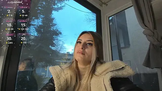 Ella_Vee on StripChat