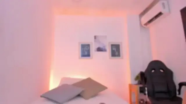 Freechat emelie_89 on StripChat