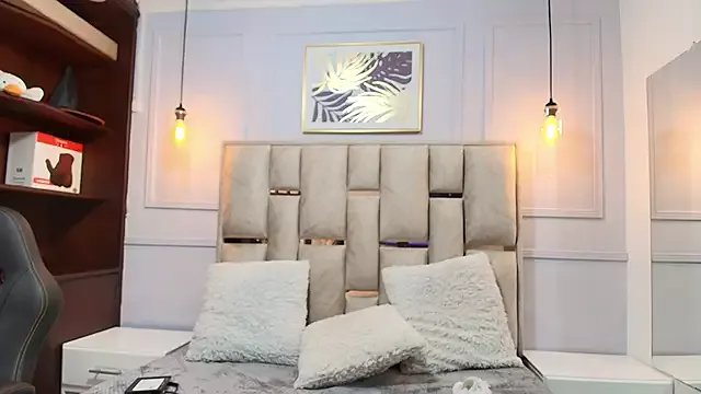 Emelie_Ch1 on StripChat