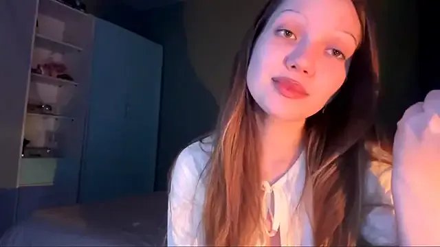 EmiIyKitty on StripChat