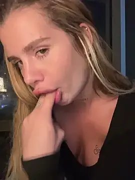 EmiliaCatalina on StripChat