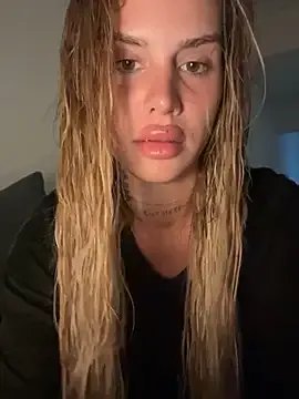 EmiliaCatalina on StripChat