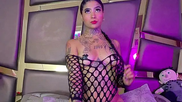 EmilieLake on StripChat