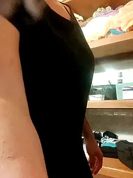 Freechat emiliemilf on StripChat