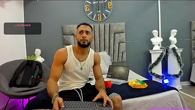 emilio_brandon on StripChat