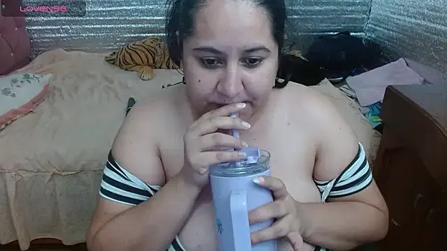 EMILY-NESSA on StripChat