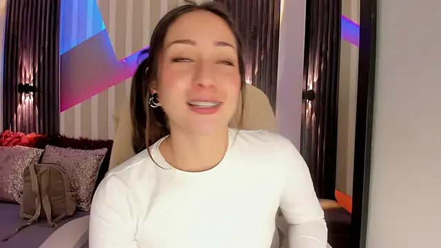 emily_layton on StripChat