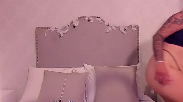 Emily_robertss on StripChat