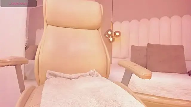 EmilyMiller_22 on StripChat