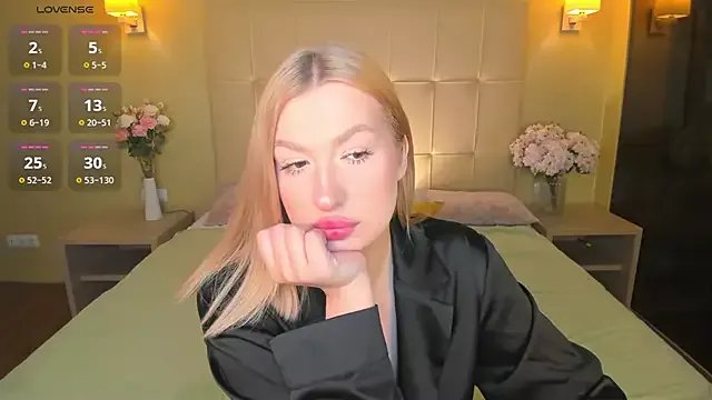 Emma__Leee on StripChat