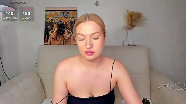 Emma__Leee on StripChat