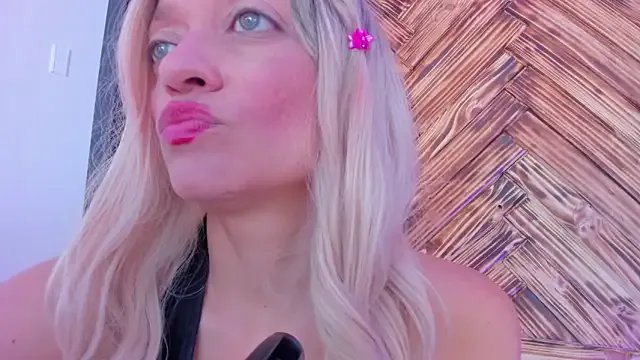 emma_collson on StripChat