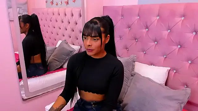 EmmaEbony_ on StripChat