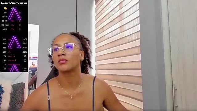 EmmaFerrary on StripChat