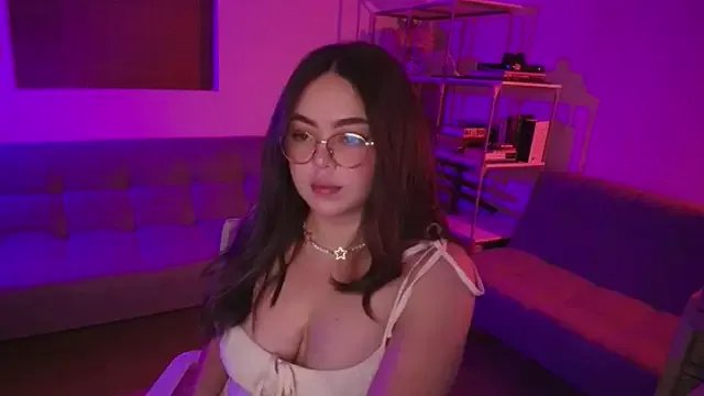 Emmy_peach1 on StripChat