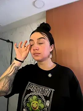 EmmyEvans1 on StripChat