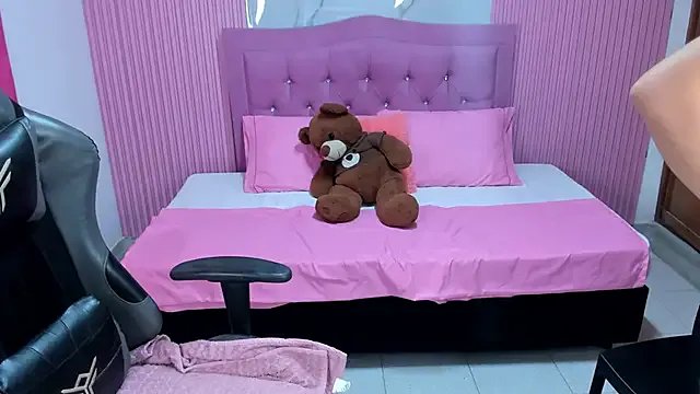 Emy_topless on StripChat