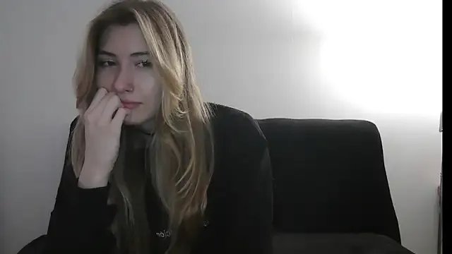 ErikaShyy on StripChat