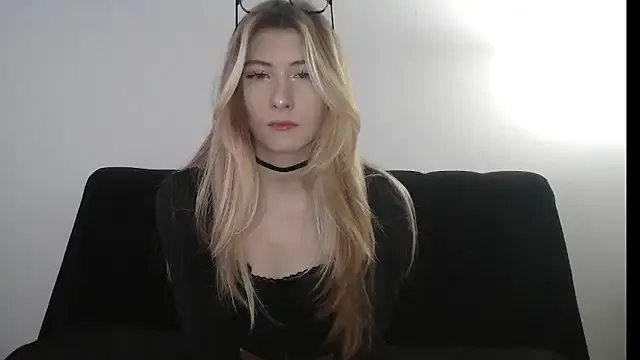 ErikaShyy on StripChat