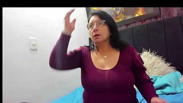 Evaaross_2345 on StripChat