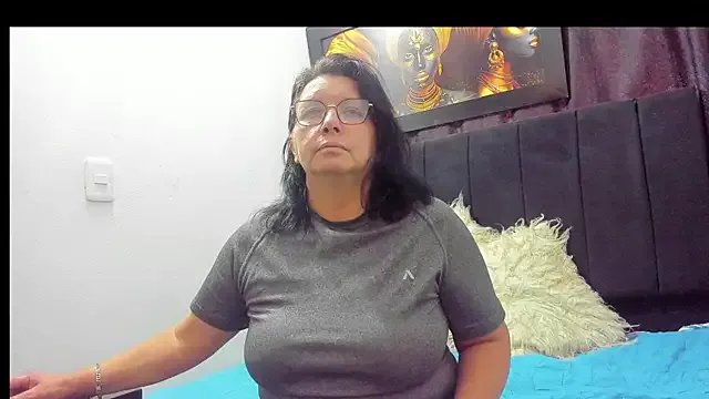 Evaaross_2345 on StripChat