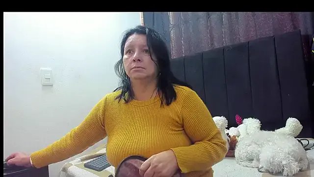 Evaaross_2345 on StripChat