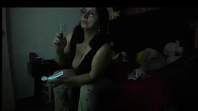 Evaaross_2345 on StripChat