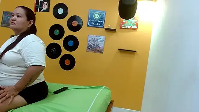 evaleribigtits18 on StripChat