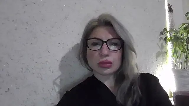 Freechat fox_red_lady7 on StripChat